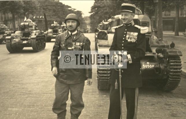 Officiers des chars lors d'un défilé du 14 juillet